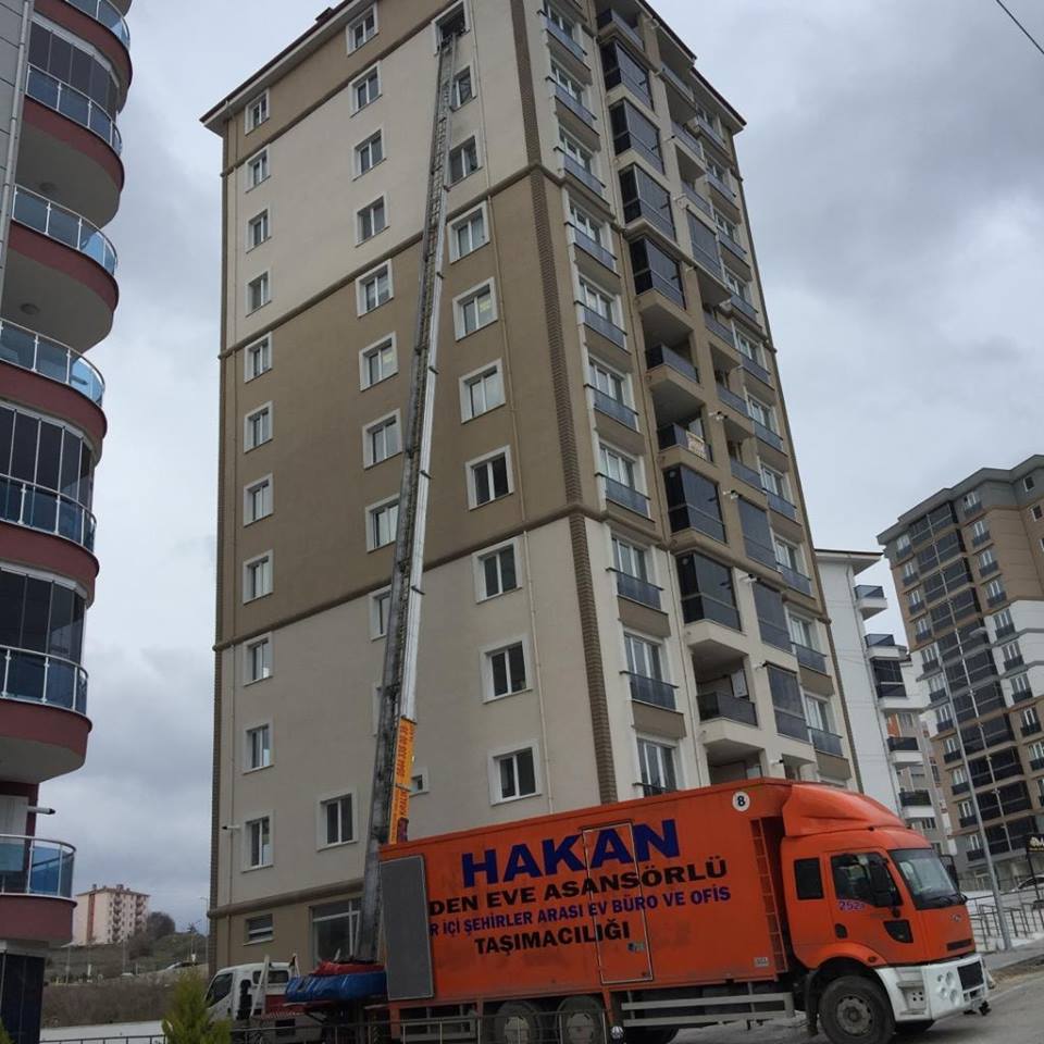 Edirne asansörlü evden eve nakliyat – Hakan Nakliyat kamyonu ve bina yük asansörü